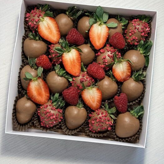 Набор клубники 20-25 ягод в молочном шоколаде со свежей малиной