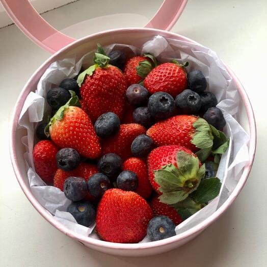 Клубника и голубика в круглой коробке