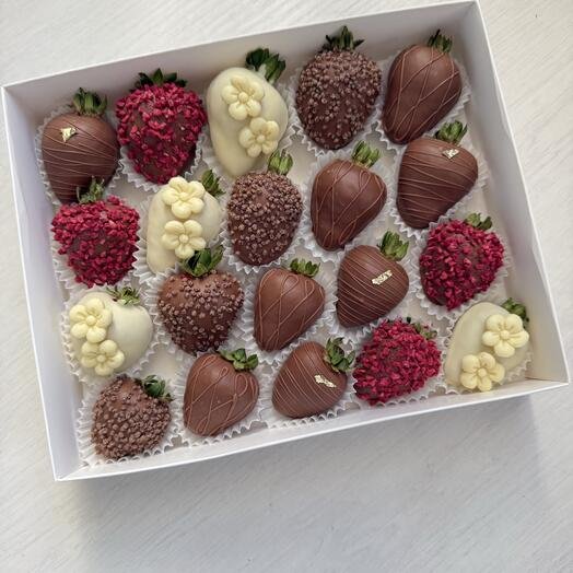 Клубника в шоколаде набор 20 ягод в белом и молочном шоколаде