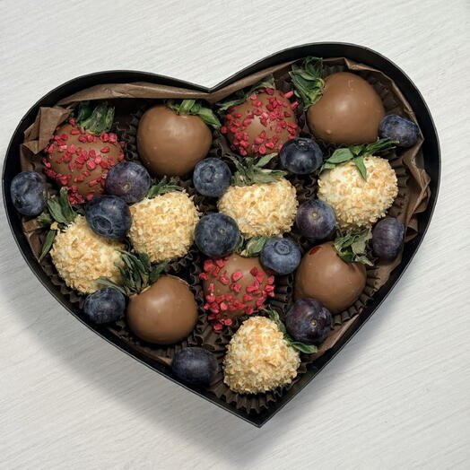 Клубника в молочном шоколаде сердце 10-14 ягод в подарок