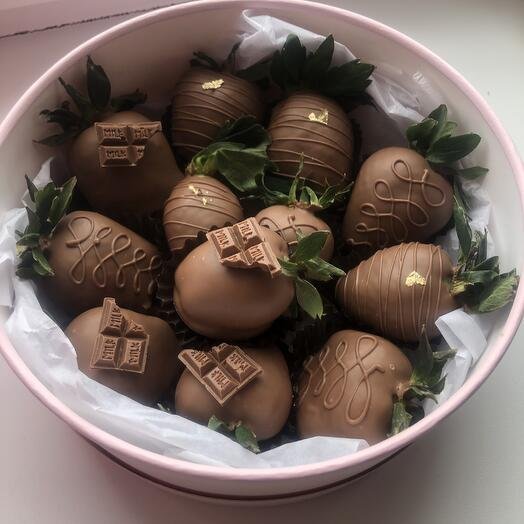 Набор клубники в шоколаде в круглой коробке в подарок