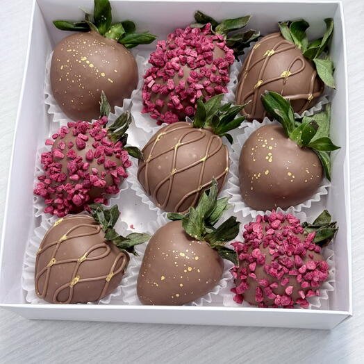 Клубника в молочном шоколаде с сублимированной малиной