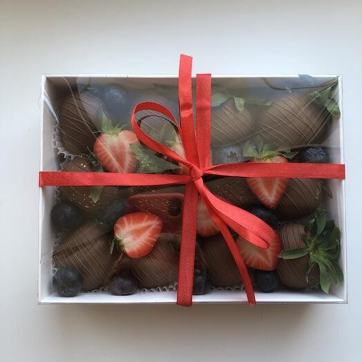 Клубника в шоколаде 12 ягод в молочном шоколаде в подарок