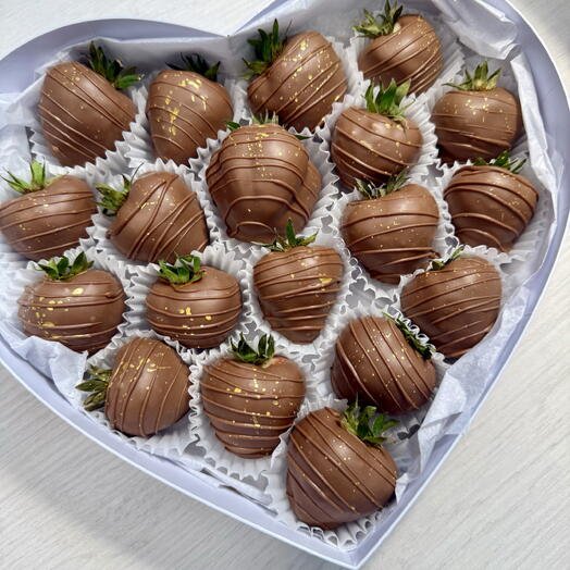Клубника в молочном шоколаде в коробке сердце 16-20 ягод подарок для любимых