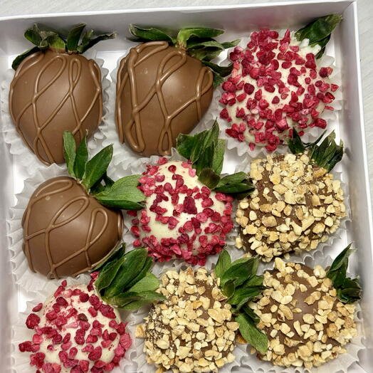 Набор из клубники в шоколаде ассорти белый и молочный шоколад 9 ягод