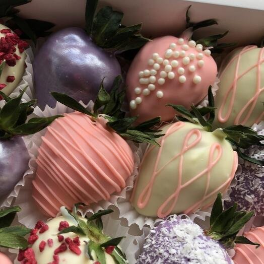 Клубника в шоколаде 12 ягод в бельгийском шоколаде подарок на выпускной