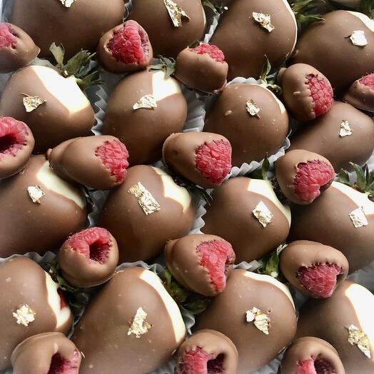 Набор из клубники в двойном шоколаде в сочетании с малиной в молочном шоколаде