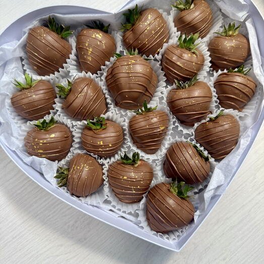 Клубника в молочном шоколаде в коробке сердце 16-20 ягод подарок для любимых