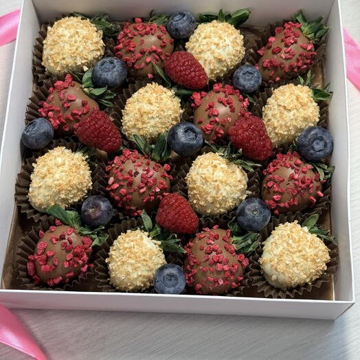 Клубника в белом и молочном шоколаде 16 ягод со свежей голубикой и малиной