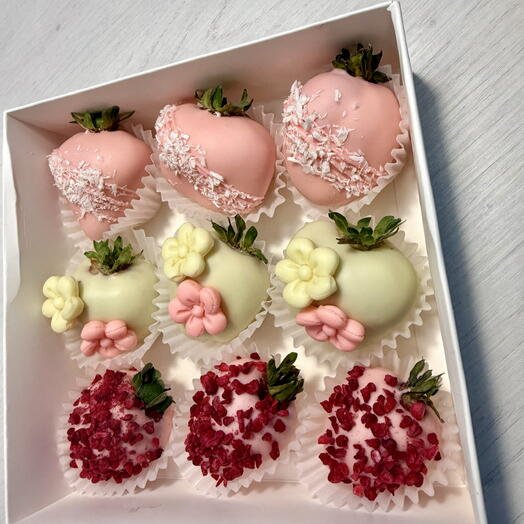 Клубника в белом шоколаде 9 шт с шоколадными цветами