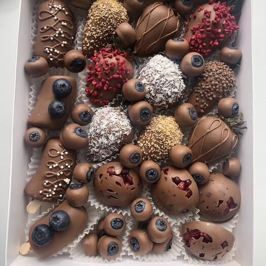 Ассорти клубника, голубика, банан, гранат в молочном шоколаде Callebaut