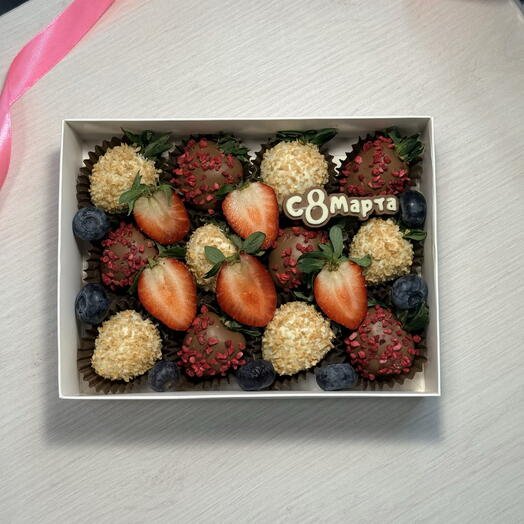 Клубника в белом и молочном шоколаде 12 ягод на 8 марта подарок любимым!