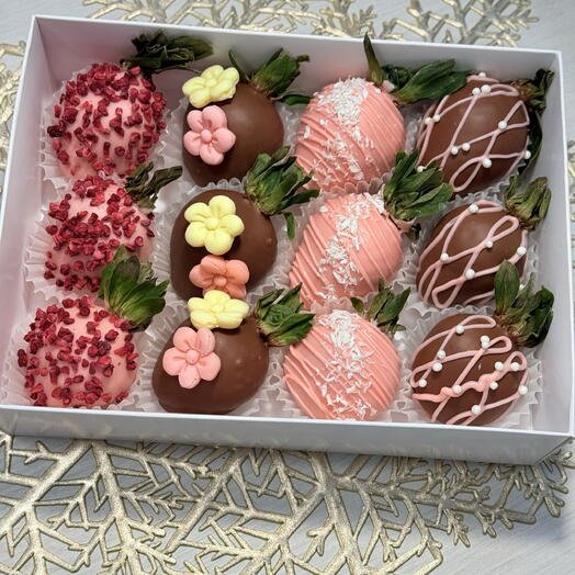 Клубника в шоколаде 12 ягод самым любимым в подарок