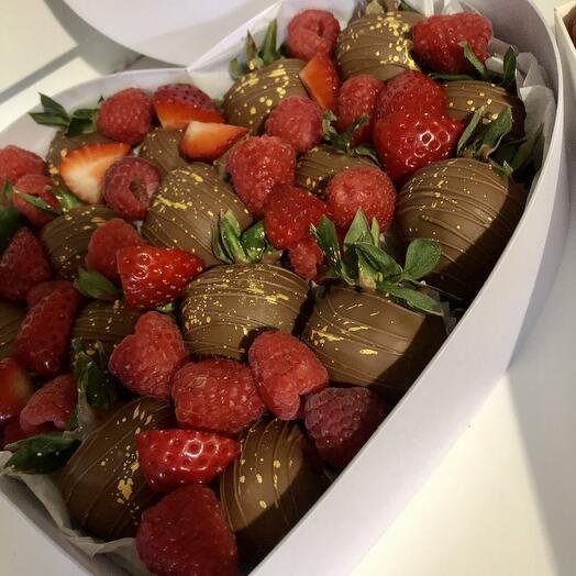 Клубника в шоколаде со свежей малиной 16-20 ягод Сердце М