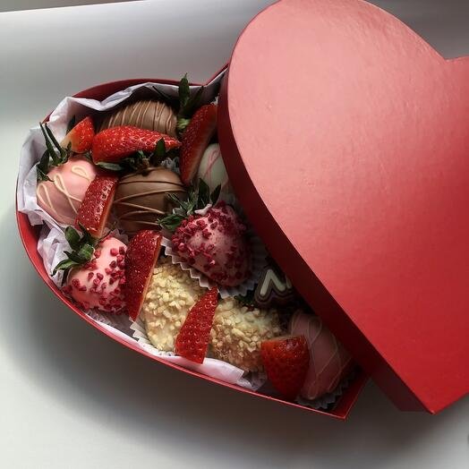 Клубника в шоколаде в коробке Сердце 16-20 ягод "Тропиканка"