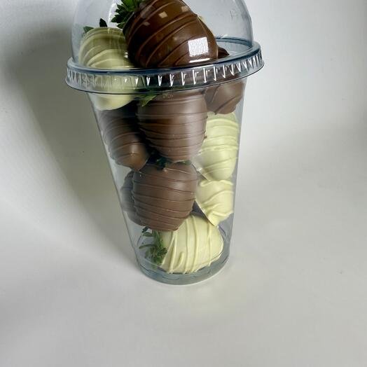 Стакан клубники в белом и молочном шоколаде Callebaut