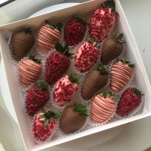 Клубника в шоколаде набор "Классика+"16 ягод