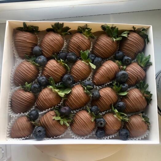 Клубника в шоколаде набор с голубикой