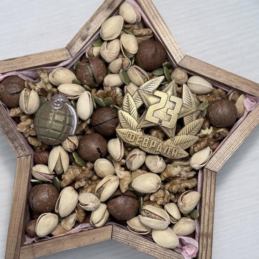 Подарочный набор Настоящий мужчина: орехи и бельгийский шоколад к 23 февраля