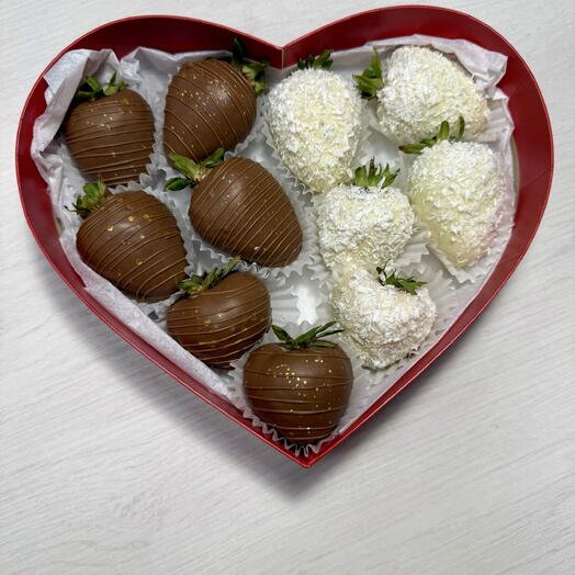 Клубника в белом и молочном шоколаде Сердце размер S - 10-14 ягод Любимой