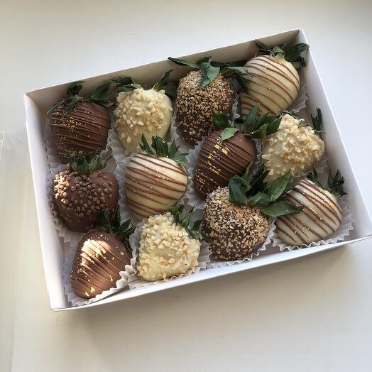 Клубника в белом и молочном шоколаде 12 ягод