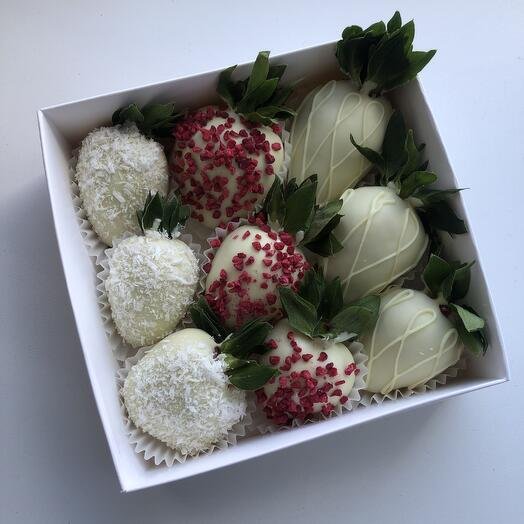 Клубника в белом шоколаде Callebaut 9 ягод