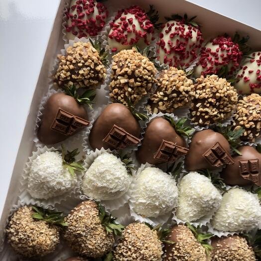 Клубника в шоколаде набор в бельгийском шоколаде 30 ягод в подарок