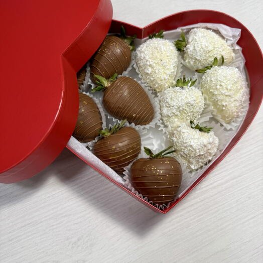 Клубника в белом и молочном шоколаде Сердце размер S - 10-14 ягод Любимой