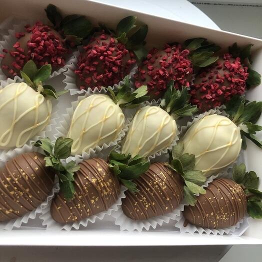 Клубника в молочном и белом шоколаде 12 ягод