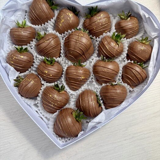 Клубника в молочном шоколаде в коробке сердце 16-20 ягод подарок для любимых
