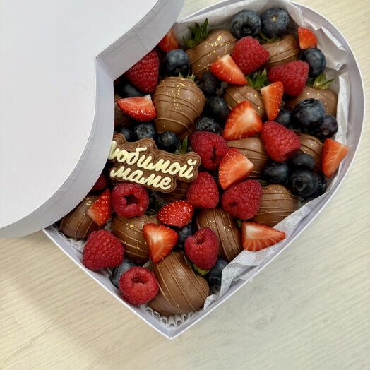 Клубника в шоколаде со свежей малиной и голубикой Любимой маме в коробке «Сердце»