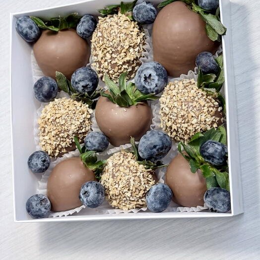 Клубника в шоколаде с вафельной крошкой 9 ягод