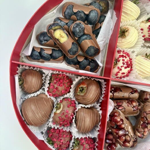 Набор ассорти клубника, голубика, гранат в бельгийском шоколаде