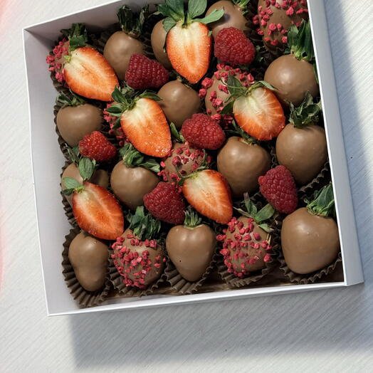 Набор клубники 16-25 ягод в молочном шоколаде со свежей малиной"Оранжевое Настроение"