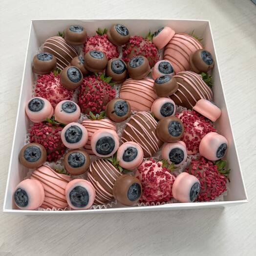 Ассорти из свежей клубники и голубики в шоколаде