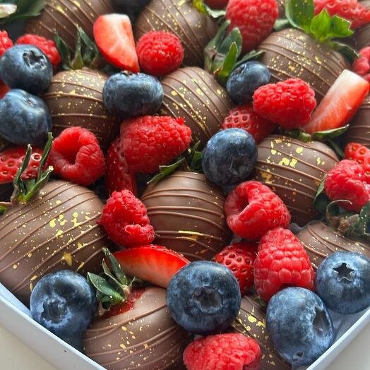 Клубника в шоколаде в коробке сердце со свежей голубикой и малиной"Для Тебя"