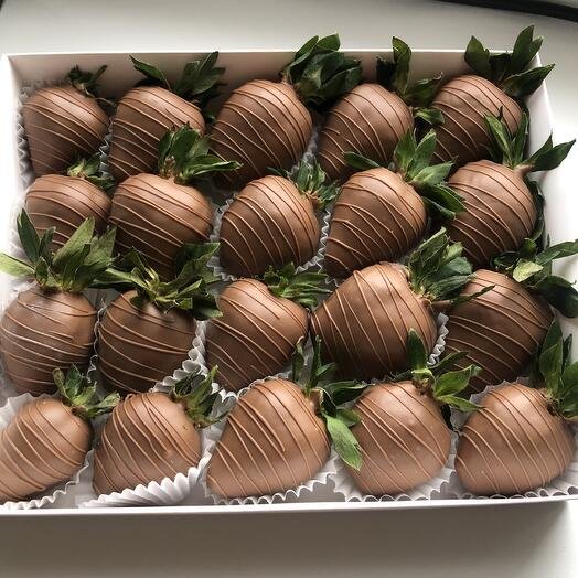 Клубника в молочном шоколаде Каллебаут 20 ягод на любой повод