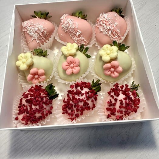 Клубника в белом шоколаде 9 шт с шоколадными цветами