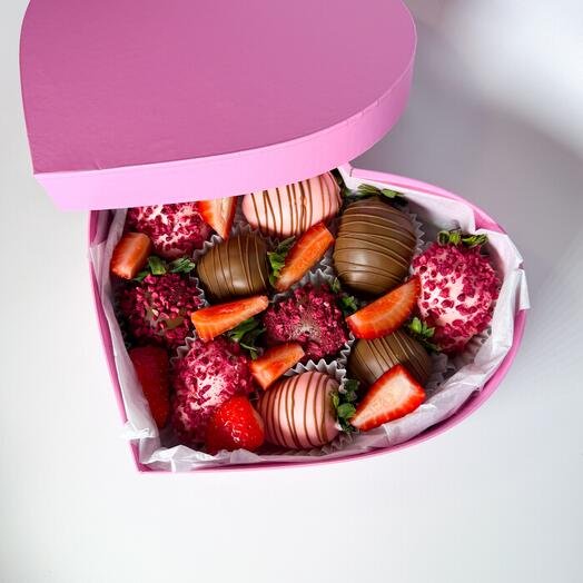 Клубника в шоколаде "Сердце" размер S