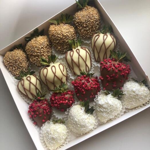 Набор клубника в шоколаде 16 ягод в качестве комплимента на торжество