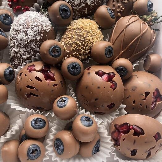 Ассорти клубника, голубика, банан, гранат в молочном шоколаде Callebaut