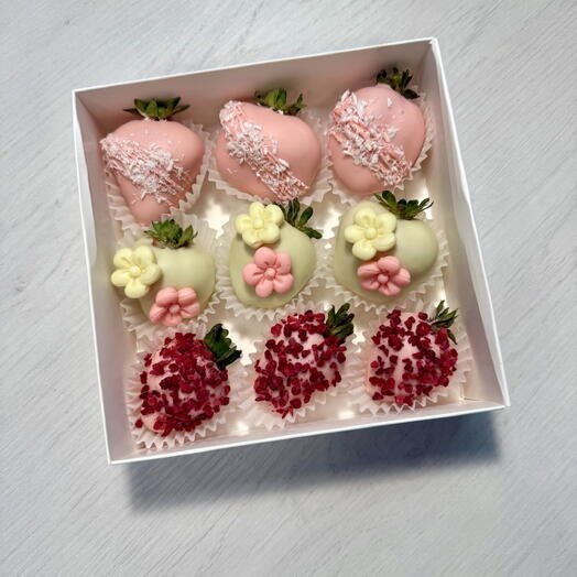 Клубника в белом шоколаде 9 шт с шоколадными цветами