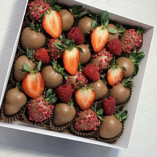 Набор клубники 20-25 ягод в молочном шоколаде со свежей малиной