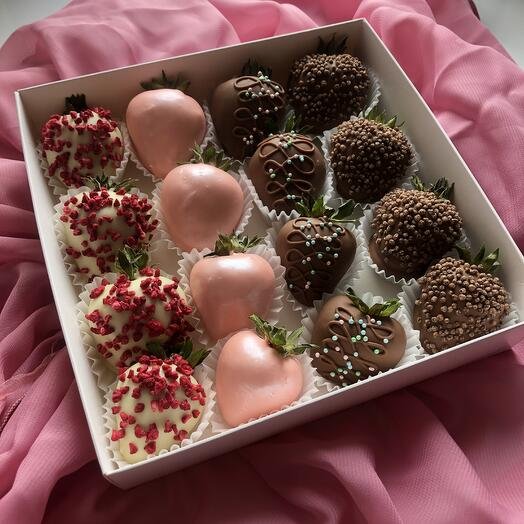 Набор из клубники в шоколаде 16 ягод