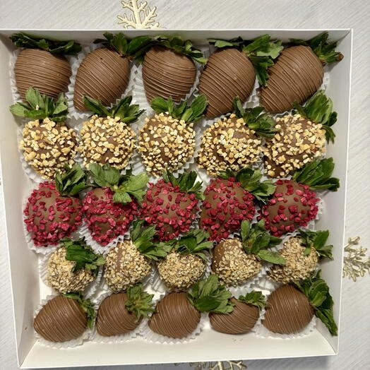 Клубника в молочном шоколаде большой набор на компанию