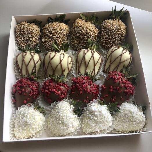 Набор клубника в шоколаде 16 ягод в качестве комплимента на торжество