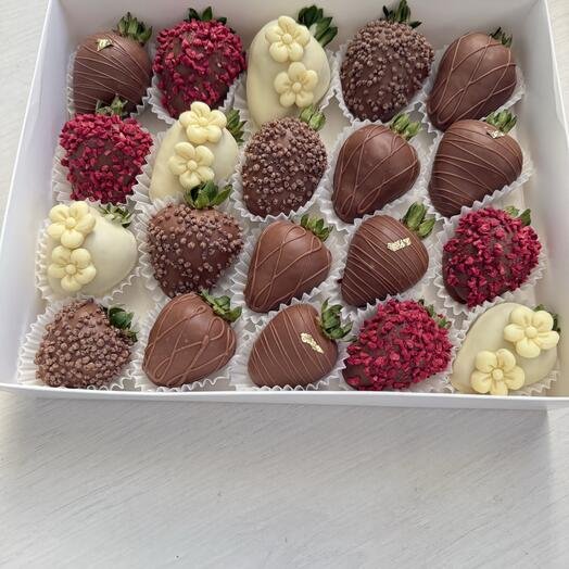 Клубника в шоколаде набор 20 ягод в белом и молочном шоколаде