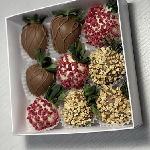 Набор из клубники в шоколаде ассорти белый и молочный шоколад 9 ягод