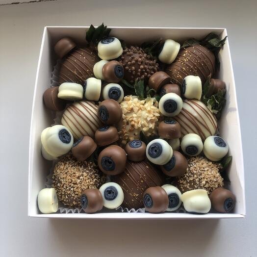 Клубника и голубика в шоколаде набор в подарок