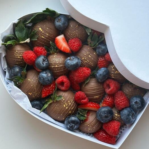 Клубника в шоколаде в коробке сердце со свежей голубикой и малиной"Для Тебя"
